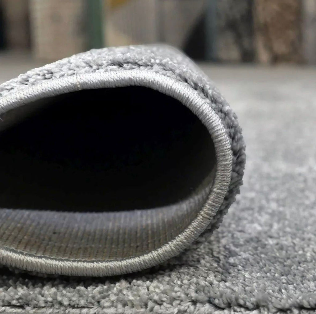 CarpetlyHome egyszínű szürke modern szőnyeg, 100% polipropilén, 12 mm szálhossz, csúszásgátló hátlap.
