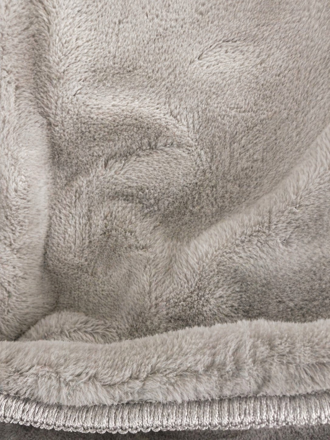 CarpetlyHome extra puha, szürke, szőrme hatású szőnyeg, 30 mm szálhossz, polipropilén, csúszásgátló hátlap.