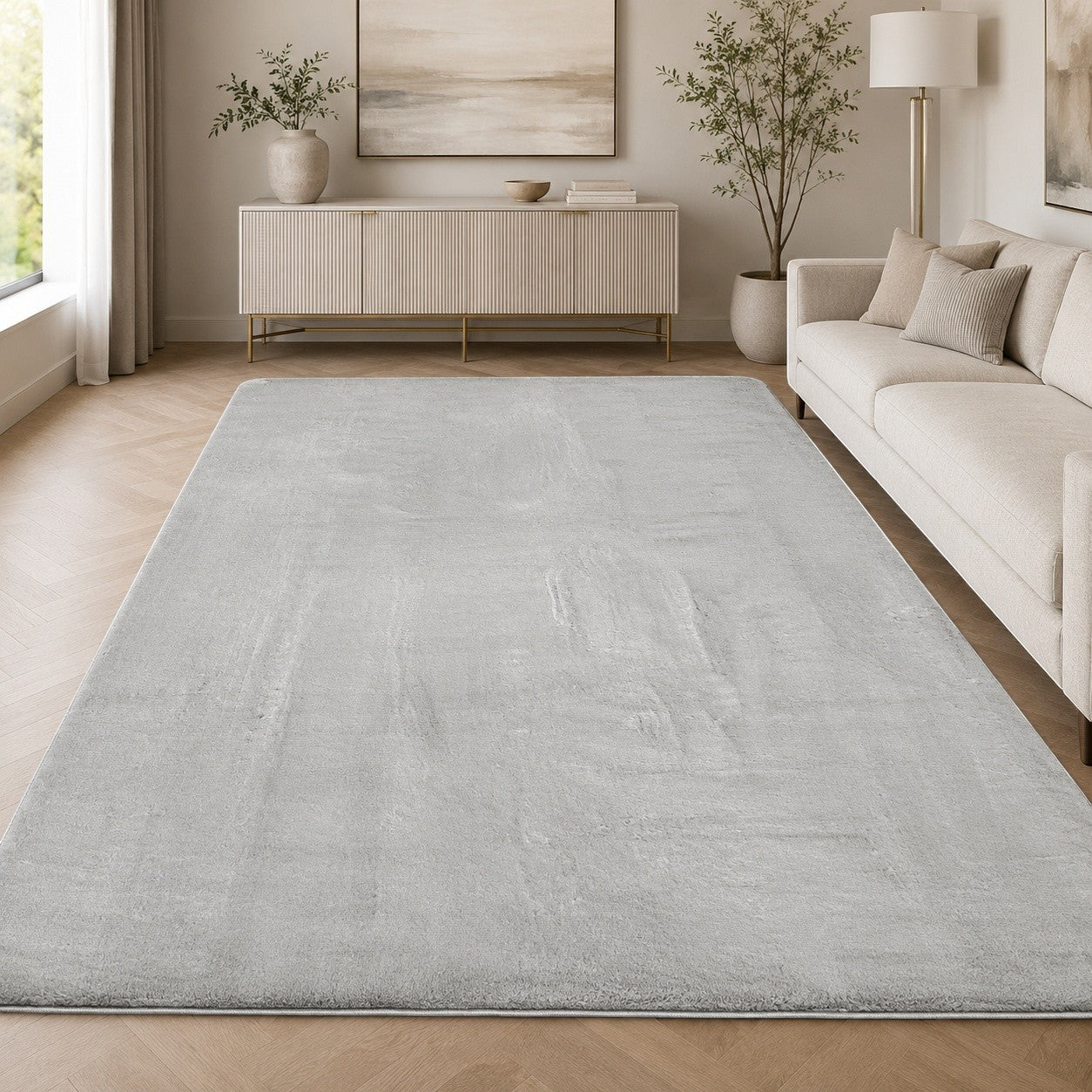 CarpetlyHome szürke szőrme hatású szőnyeg modern nappaliban, 30 mm-es szálhosszúsággal és csúszásgátló hátoldallal.