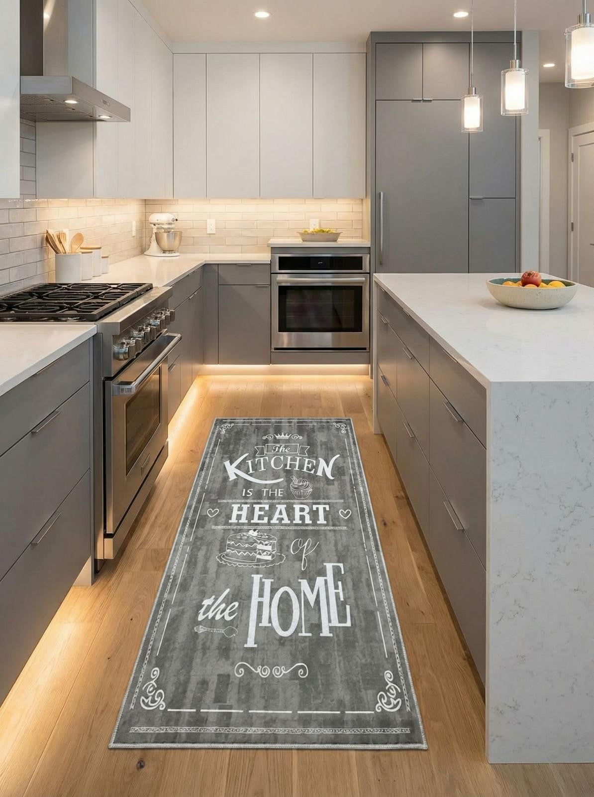 CarpetlyHome szürke, vintage mintás konyhai futószőnyeg "The Kitchen is the Heart of the Home" felirattal, poliészterből.