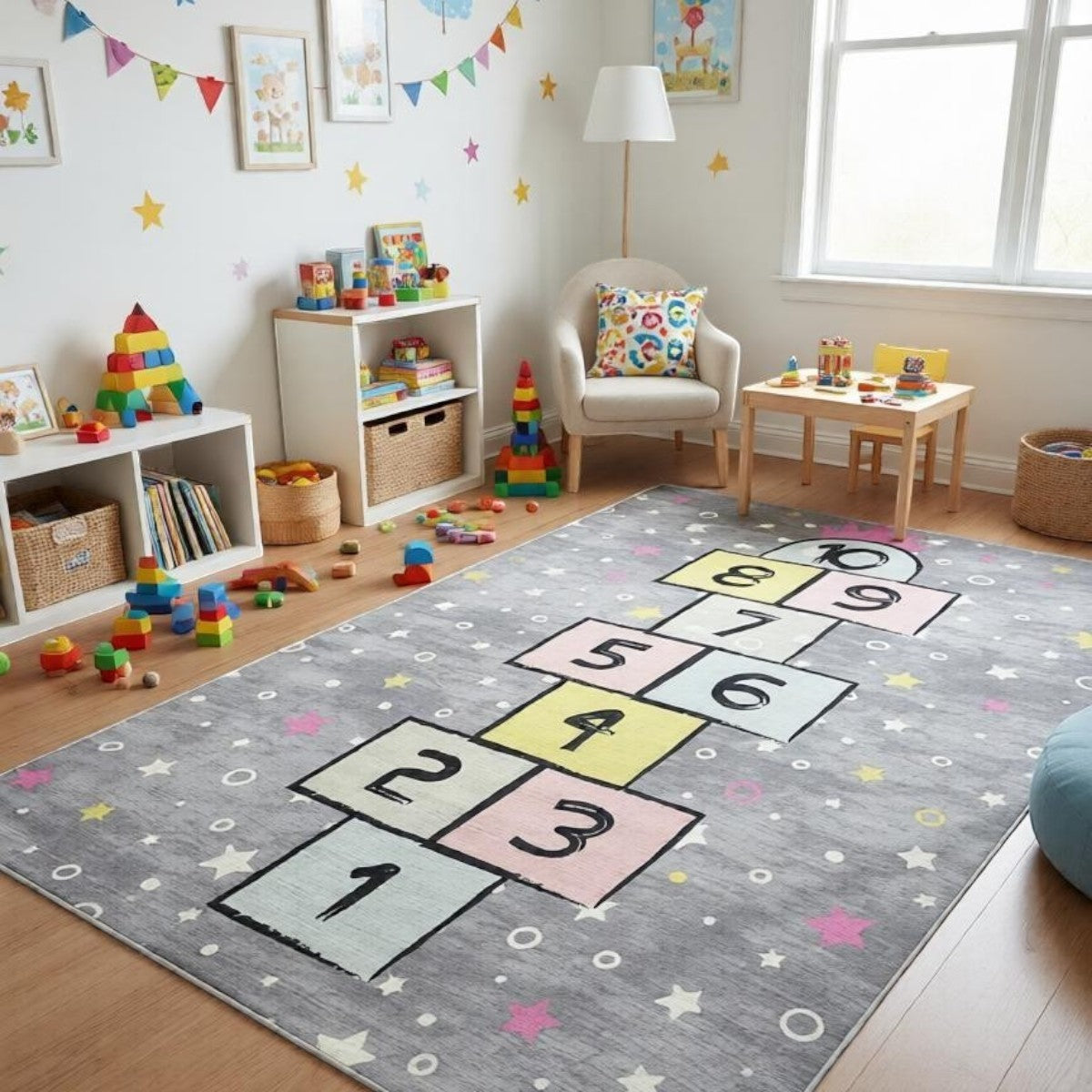 CarpetlyHome szürke, ugróiskola mintás gyerekszőnyeg, 100% polipropilén, 8 mm szálhossz, anti-allergén, padlófűtéshez is alkalmas.