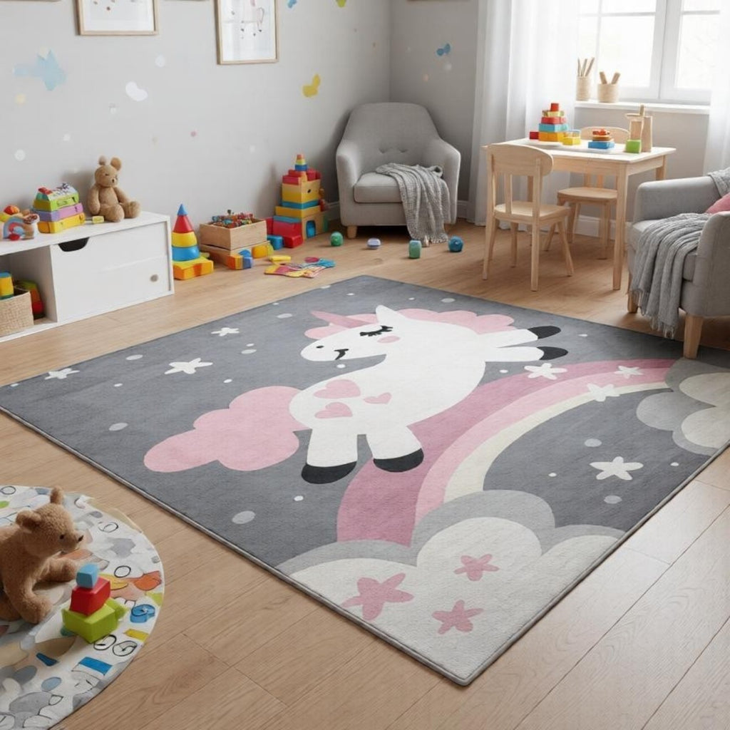 CarpetlyHome szürke, unikornis mintás gyerekszőnyeg, rózsaszín szivárvánnyal és felhőkkel. 100% polipropilén, 8 mm szálhossz.