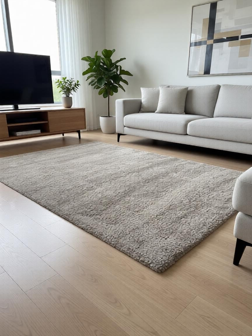 CarpetlyHome világos bézs színű, magas szálú shaggy szőnyeg, 100% polipropilénből, anti-allergén és padlófűtéshez alkalmas.