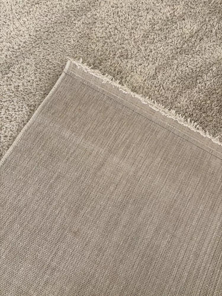 CarpetlyHome világos bézs shaggy szőnyeg, 100% polipropilén, 30 mm szálhossz, anti-allergén, padlófűtéshez is alkalmas.
