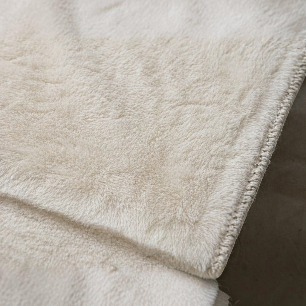 CarpetlyHome extra puha, világos bézs színű, szőrme hatású szőnyeg 30 mm-es szálhosszúsággal és csúszásgátló hátoldallal.