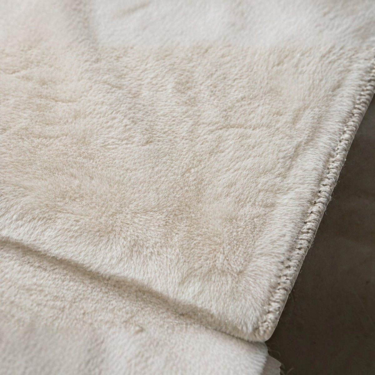 CarpetlyHome extra puha, világos bézs színű, szőrme hatású szőnyeg 30 mm-es szálhosszúsággal és csúszásgátló hátoldallal.