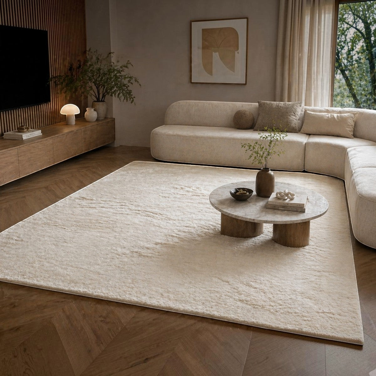 CarpetlyHome világos bézs színű, extra puha szőrme hatású szőnyeg modern nappaliban, csúszásgátló hátoldallal.