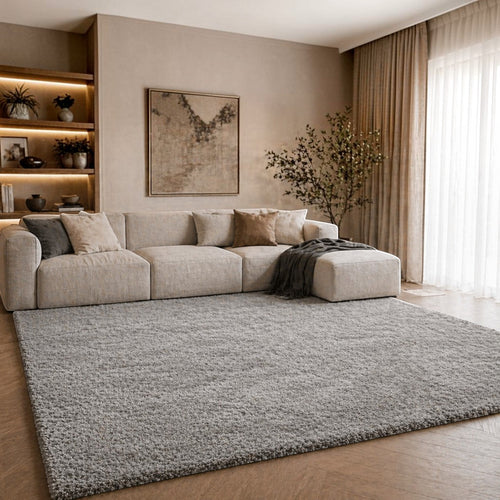 CarpetlyHome Belinda Soft világosszürke, hosszú szálú shaggy szőnyeg modern nappaliban, puha polipropilén anyagból.