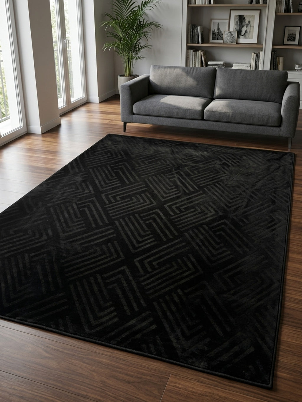 Fekete színű, téglalap alakú szőnyeg modern, geometrikus labirintus mintázattal, egy elegáns nappali enteriőrben.